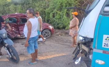 Mulher morre e crianças ficam feridas em colisão entre ônibus e carro no Litoral Sul do Estado