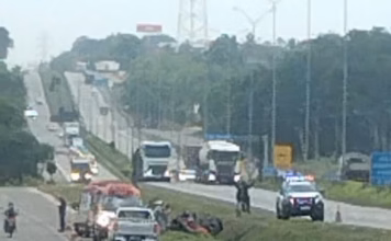 Mulher morre e duas pessoas ficam feridas em acidente com quadriciclo na BR-101, em Mata Redonda